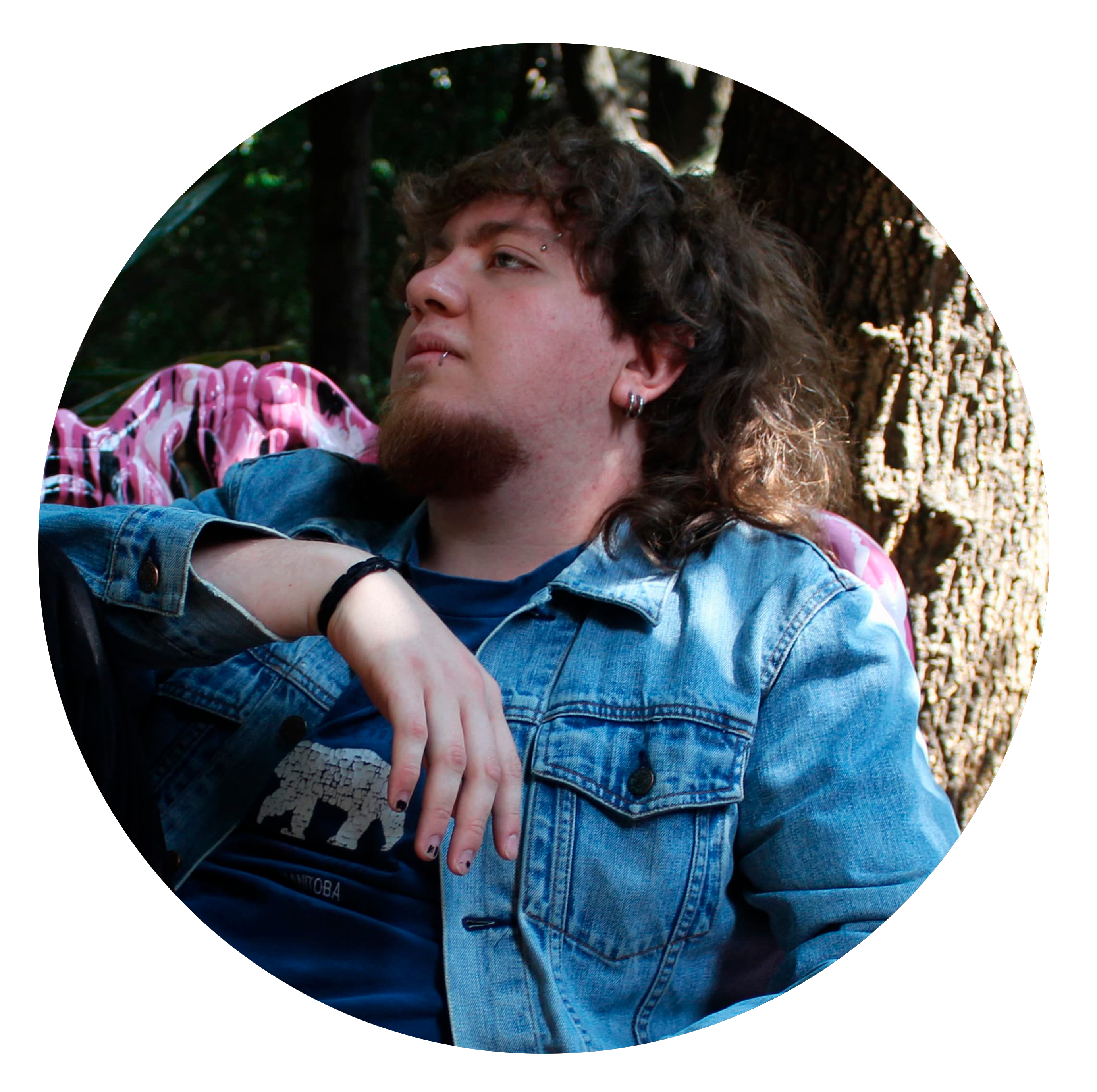 Emiliano Romo — voz y guitarra